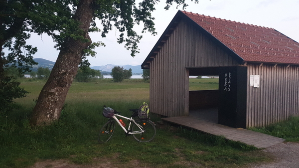 Info-Hütte am Ende vom Irrsee – beliebter Platz für Rast mit meinem Freund Karl-Heinz