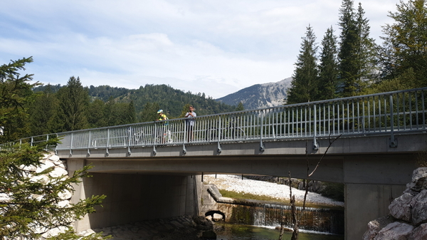 Straßenbrücke im Weißenbachtal