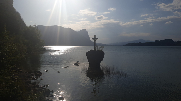 Kreuz im See am Mondsee, vor den Tunnels