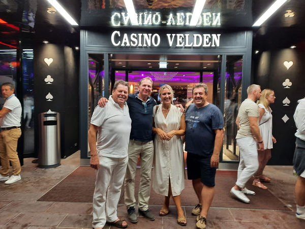 Erwin, Toni, Alexandra und Gerhard vor dem Eingang zu einem Casinobesuch in das Casino in Velden.