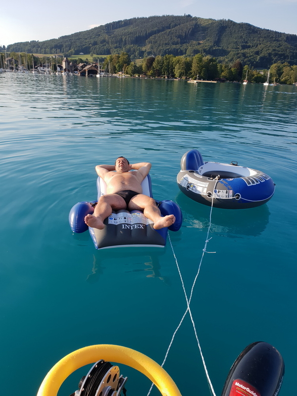 Relax-Schwimmliege (Marke Intex) aufblasbar im Einsatz, verbunden mit dem Badeboot