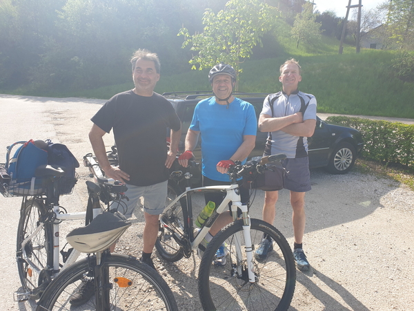 Unsere 3 echten Radsportler (ohne E-Bike) mit echter, männlichen Muskelkraft beim Parkplatz Flussbad Agerinsel in Unterachmann