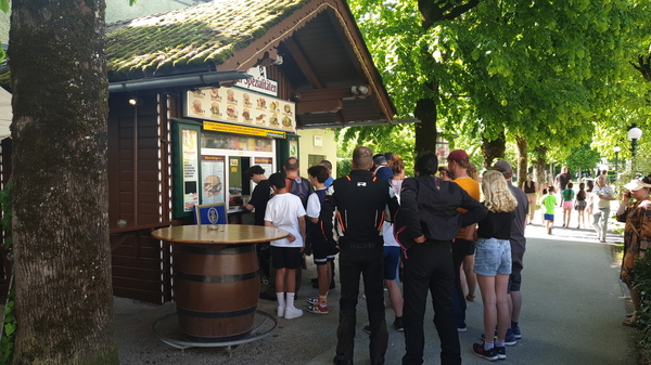 Börni-Burger in Bad Ischl – wie üblich, so viele Leute, dass hier anstellen, keinen Sinn gemacht hat