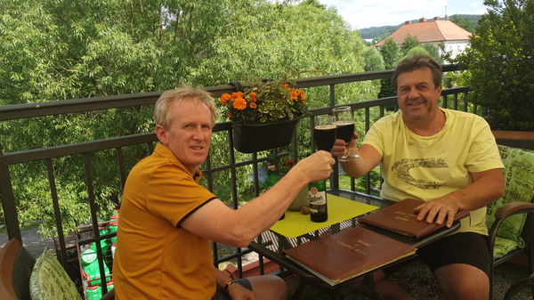 Ein "Prost auf`s Leben" im Restaurant am Fluss Moldau in Vyssi-Brod