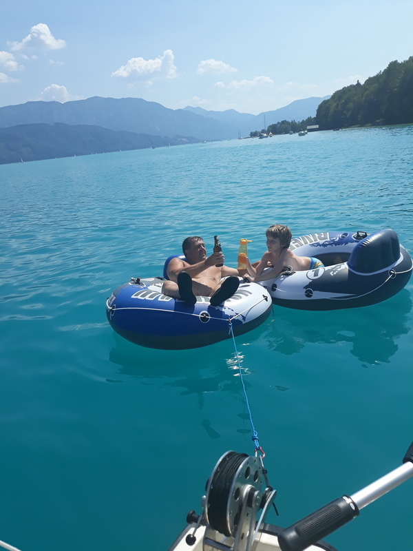 2 der 4 vorhandenen Schwimmreifen im Einsatz am See, angeleint über die Angerrolle am Boot