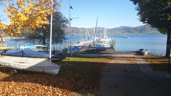 Blick vom Eingangstor vom Segelclub Attersee Richtung Steg, wo mein Badeboot noch vor Anker liegt.