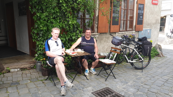 Kulinarische Pause bei Kuchen und Cappucino in einer stillen Seitengasse von Krumau