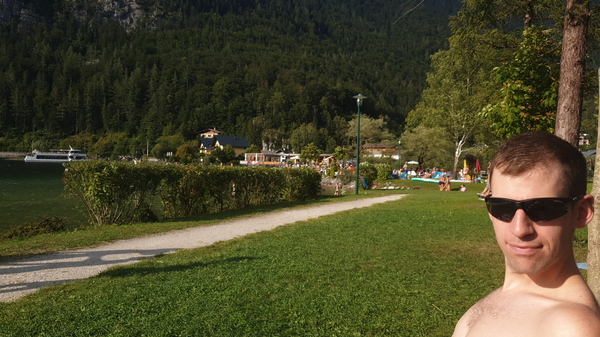 Daniel im Seitenprofil im Strandbad von Obertraun