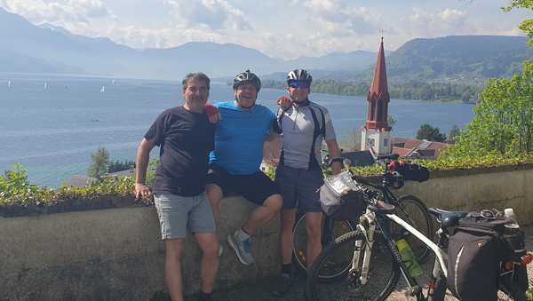 Die 3 Freunde und echten "Muskelkraft-Radsportler!" (Natürlich ohne E-Bike) beim autofreien Tag am Attersee am 07.05.02023