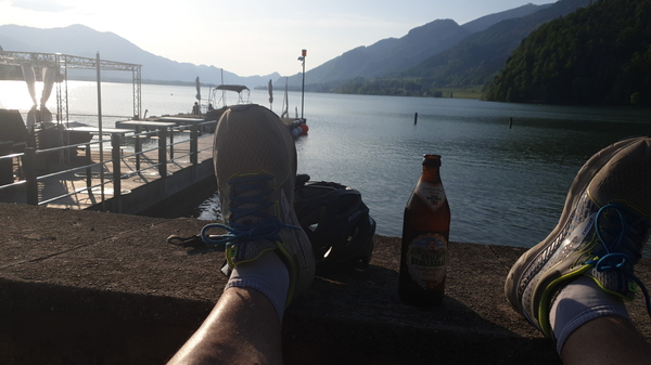 Halbzeitpause mit einem guten Bürgerbräu in Strobl am Wolfgangsee nach ca. 72 Kilometer