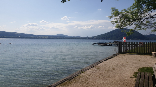 Badeplatz der Gemeinde Weyregg mit Blick zum Buchberg