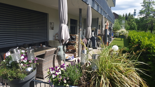 Blick auf Peters Terrasse mit Garten