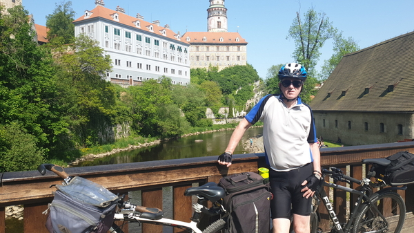 Franz auf der Brücke zum Altstadtkern mit dem Turm im Hintergrund