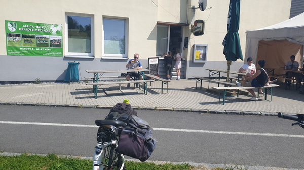 Stärkung bei einem kleinen Beisl, neben dem Sportplatz in Krumau