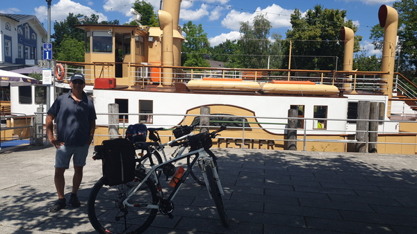Didi vor dem historischen Raddampfer „Ludwig Fessler“ in Prien am Chiemsee Didi vor dem historischen Raddampfer „Ludwig Fessler“ in Prien am Chiemsee