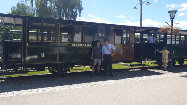 Als bekennender „Öffi-Fan“ musste sich Didi natürlich auch kurz mit dem Schaffner der Chiemsee-Bahn austauschen. Als bekennender „Öffi-Fan“ musste sich Didi natürlich auch kurz mit dem Schaffner der Chiemsee-Bahn austauschen.