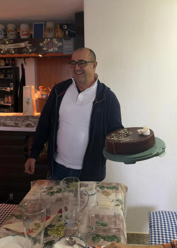 Klaus mit dem leckeren Geburtstagskuchen, einer feinen Sachertorte, kreiert durch seine Tochter Katharina für die Geburtstagskinder. Klaus mit dem leckeren Geburtstagskuchen, einer feinen Sachertorte, kreiert durch seine Tochter Katharina für die Geburtstagskinder.