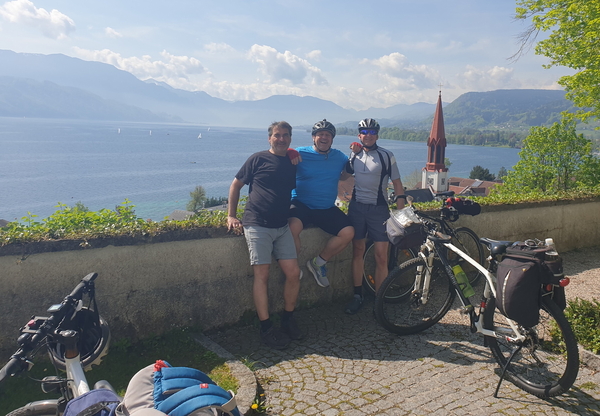 Wunderbarer Ausblick in Attersee von der Kirche über den See