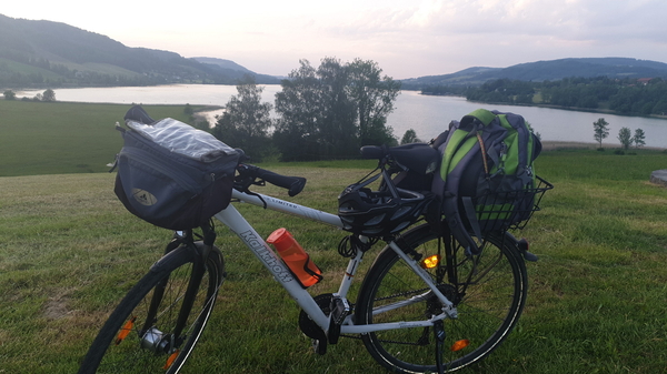 Mein Bike am Kraftplatz am Irrsee mit Blick Richtung Salzburg