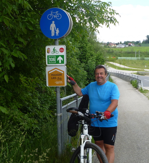 Das Hinweisschild ca. 500 Meter vor dem Bahnhof in Neukirchen bei Lambach