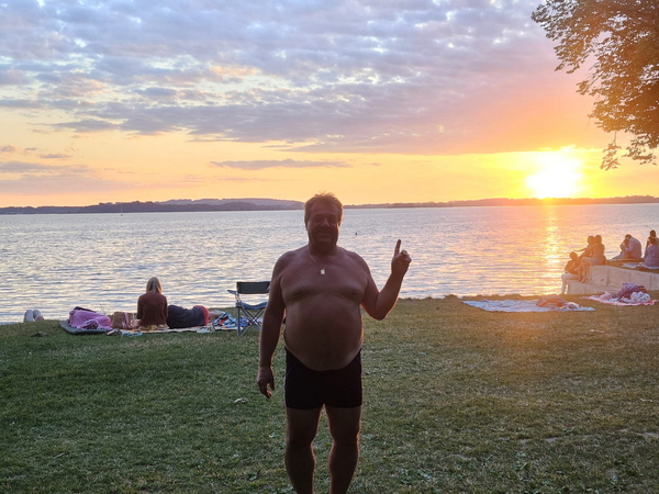 Letzte Baderunde im Chiemsee im Strandbad von Übersee beim wunderbaren Sonnenuntergang Letzte Baderunde im Chiemsee im Strandbad von Übersee beim wunderbaren Sonnenuntergang