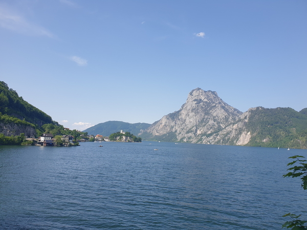 Blick von den Tunnels zurück nach Traunkirchen mit dem mächtigen Traunstein im Hintergrund