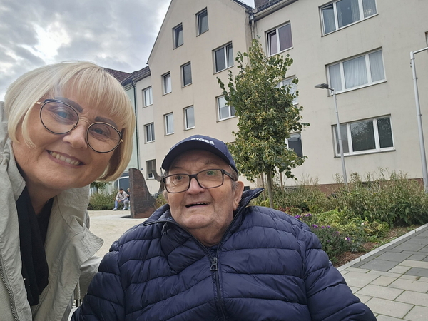Der Gratulant Husch Gustav (Onkel) mit seiner Tochter Petra Der Gratulant Husch Gustav (Onkel) mit seiner Tochter Petra
