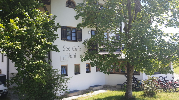Das „Cafe Toni“ – wo unser Toni leider nicht zu finden war… Das „Cafe Toni“ – wo unser Toni leider nicht zu finden war…