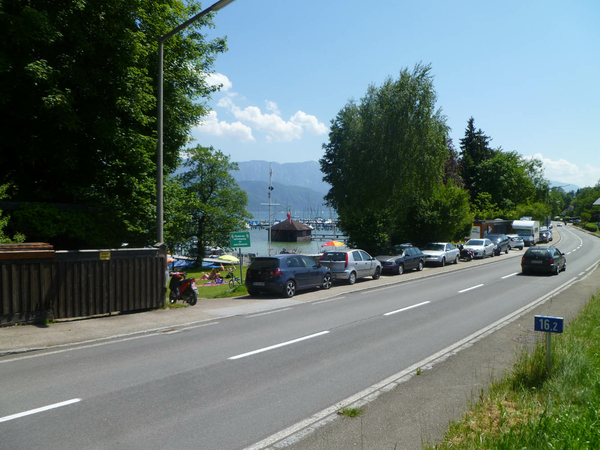 Autos parken längsseits vom Clubgelände