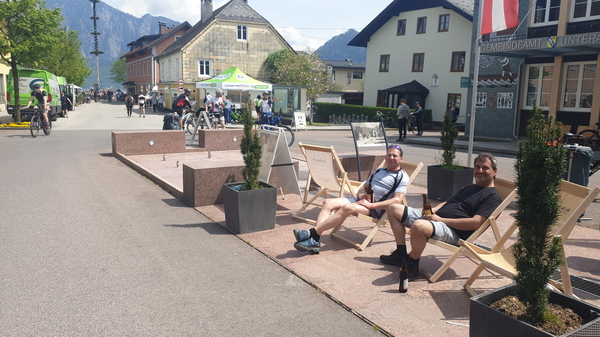 Relaxt in der Pole-Position, um die weiblichen Radlerinnen auch anzufeuern...die an den Liegestühlen vorbeikamen