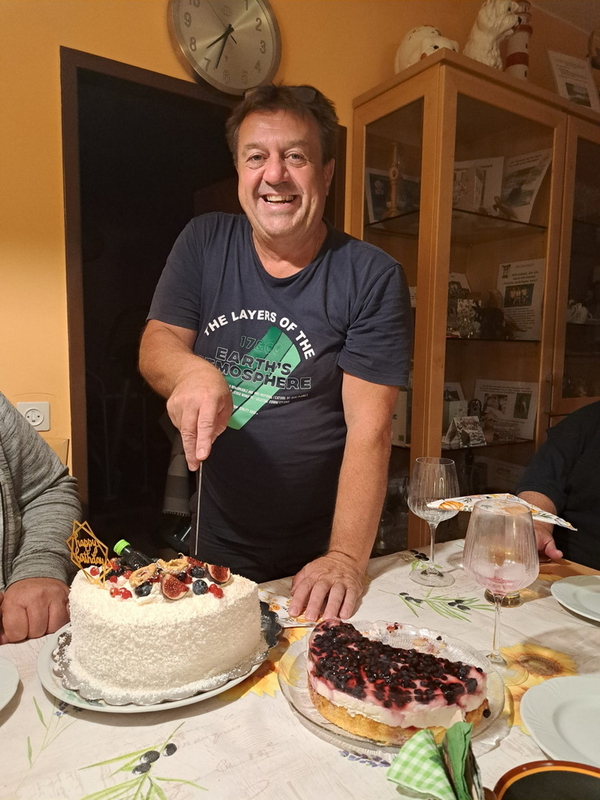 Beim Anschnitt der Geburtstagstorte - ein Geschenk von meinem Lebens-Freund Köppl Peter