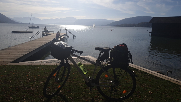 Ein wunderbarer Spätherbsttag am Attersee, Blick von Ende der Promenade in Seewalchen, rauf auf den See.