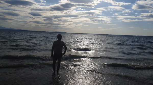 Didi am Strand vom „Bayerischen Meer“ bei Wind und Wellen Didi am Strand vom „Bayerischen Meer“ bei Wind und Wellen