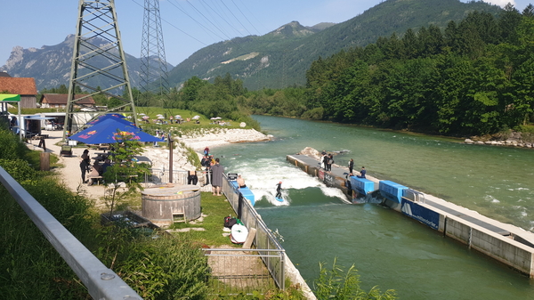 Red-Bull Wave-Anlage an der Traun, ca. 5 Kilometer nach Ebensee