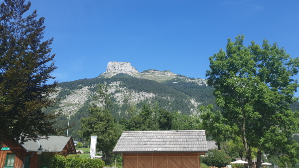 Blick aus dem Strandbad rauf zum Loser mit den Paragleitern am Himmel