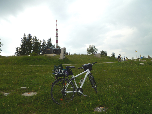 Blick rauf zum Sendemasten