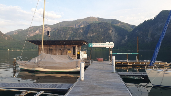 Am Steg der Wasserschischule in Unterach