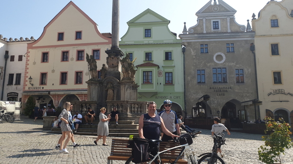 Am Stadtplatz vom Krumau vor dem Hotel „Goldener Engel“