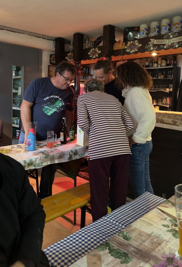 Beim Blick in die Geburtstags-Tüte, was da so alles Leckeres drin war Beim Blick in die Geburtstags-Tüte, was da so alles Leckeres drin war