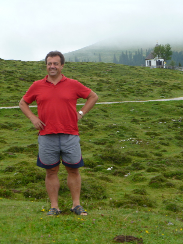 Im Hintergrund die Kapelle auf der Postalm