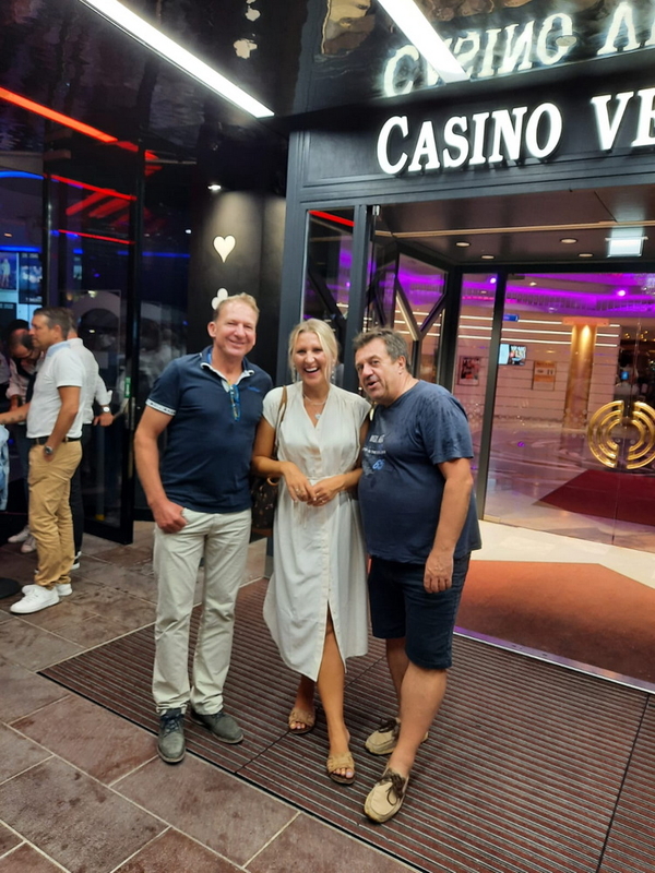 Toni, Alexandra und Gerhard vor dem Casino in Velden