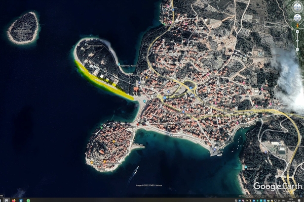 Luftaufnahme von Google mit dem Kiesstrand vor Primosten