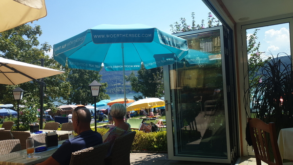 Blick vom Restaurant Richtung See, Wassertemperatur 26 Grad