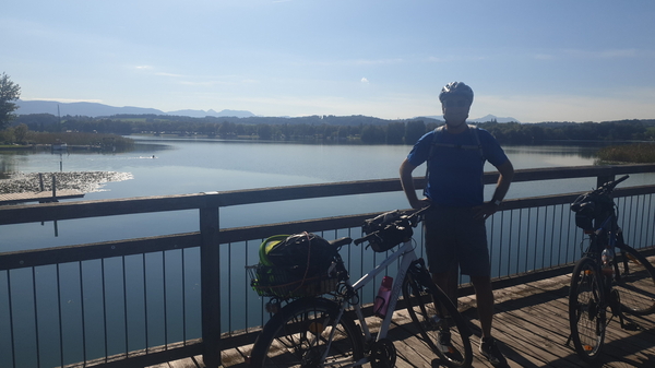 Gernot auf der Brücke, die die beiden Seeteile teilt, mit Blick auf den Taginger-See