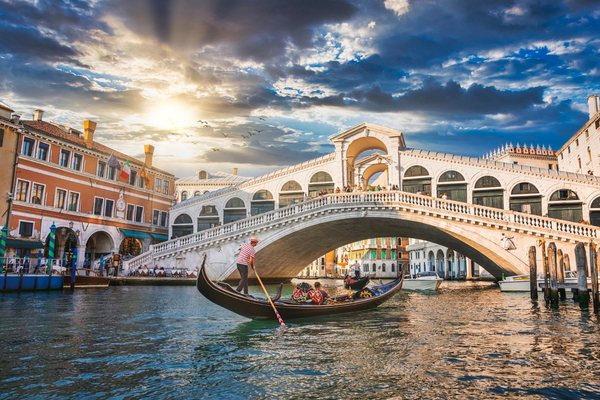 Die Rialtobrücke in Venedig