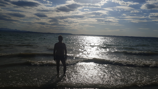 Didi am Strand vom „Bayerischen Meer“ bei Wind und Wellen Didi am Strand vom „Bayerischen Meer“ bei Wind und Wellen
