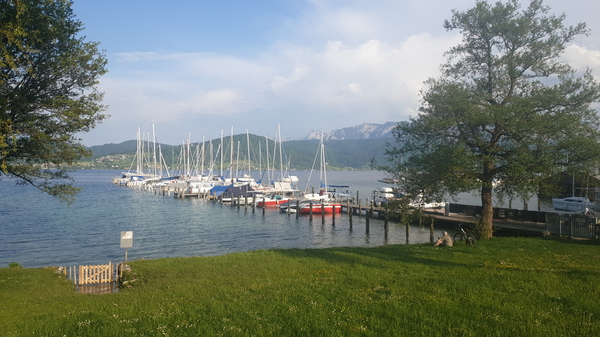 Öffentliche Badeplatz neben dem Scatt = Segelclub Attersee