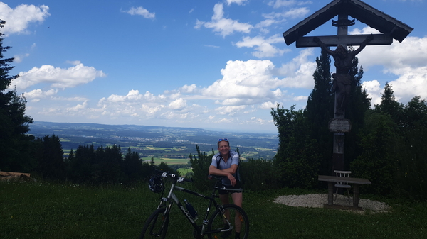 Toni unter dem Herrgott-Kreuz am Hongar mit Blick nach Regau