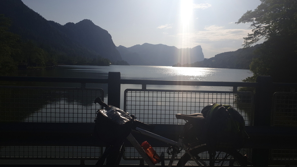 Abendstimmung am Ende vom Mondsee beim Ausfluss, Blickrichtung Salzburg