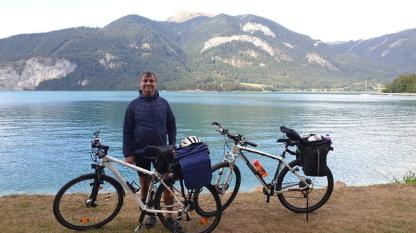 Ein letztes Foto am Wolfgangsee mit dem Schafberg im Hintergrund